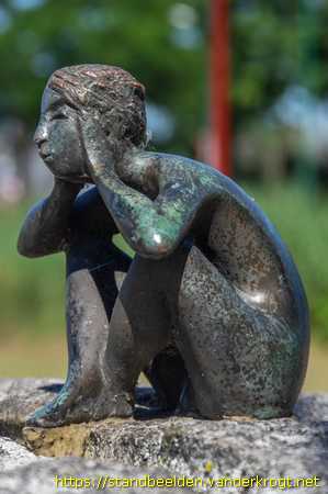 Veenendaal -  Figuurtje op steen onder koepel