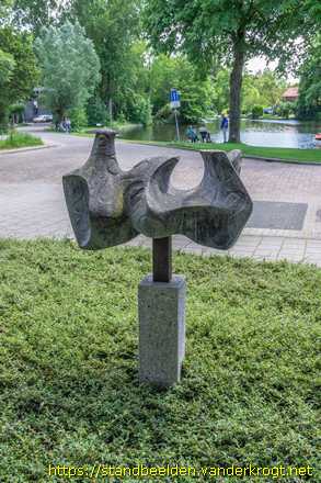 Woerden -  Sculptuur met vogelachtige vormen