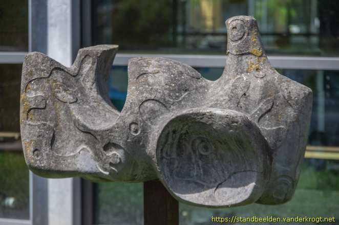 Woerden -  Sculptuur met vogelachtige vormen