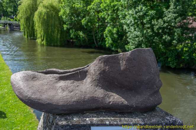 Woerden -  Romeinse schoenen lopen de Limesbrug over