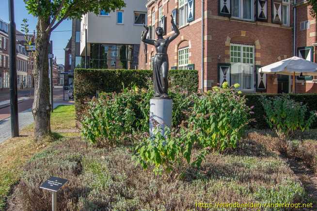 Zeist -  Vrouw met draperie