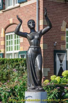 Zeist - Vrouw met draperie