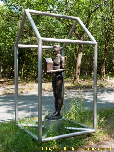 Austerlitz -  Man met vogelhuisje in kooi