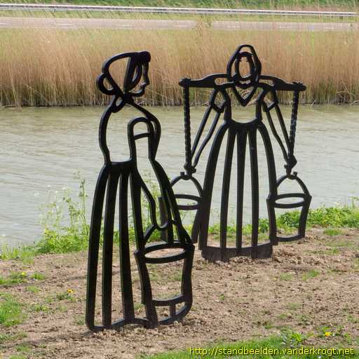 Arnemuiden -  Vrouwen in klederdracht