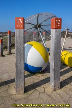 Renesse -  Strandpalen met parasol, bal, emmer en schepje