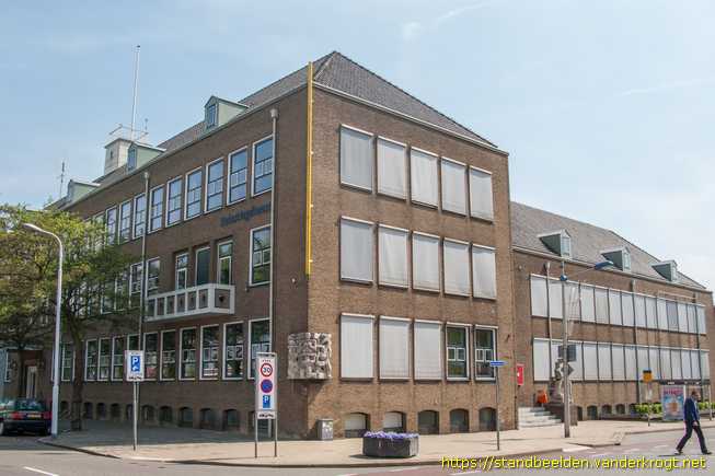Terneuzen -  Beelden aan het Rijkskantorengebouw