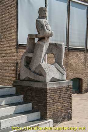 Terneuzen -  Beelden aan het Rijkskantorengebouw