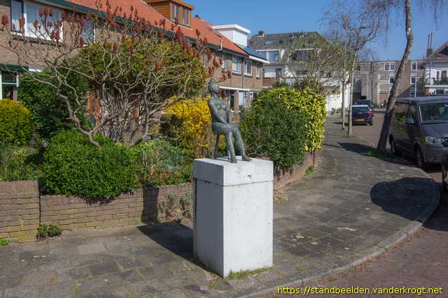 Alphen aan den Rijn -  Vrouw op stoeltje