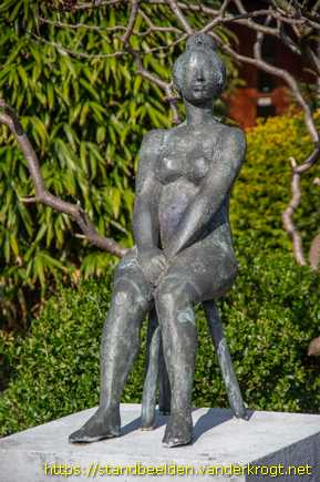 Alphen aan den Rijn -  Vrouw op stoeltje