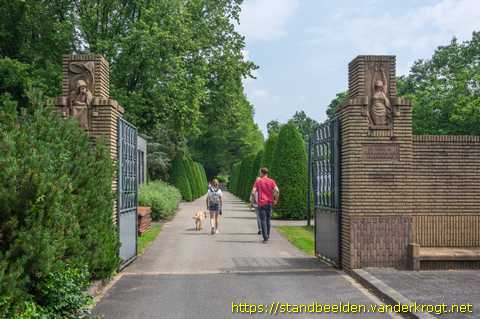 Alphen aan den Rijn -  Reliëfs ingang Oosterbegraafplaats