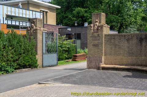 Alphen aan den Rijn -  Reliëfs ingang Oosterbegraafplaats