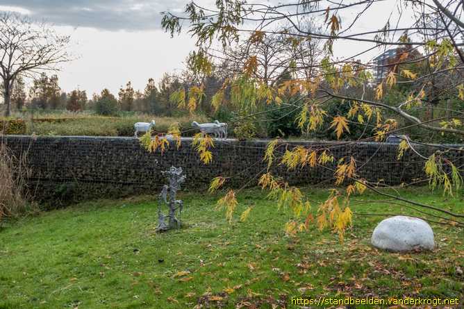 Barendrecht -  Vreemde planten en gevallen wolken