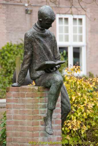 Brielle -  Lezende jongen