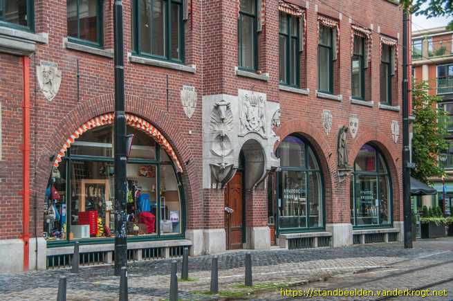 Den Haag -  Gevelsculpturen De Nederlanden van 1845