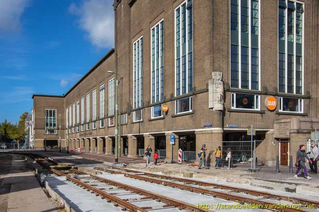 Den Haag -  Allegorische figuur met uil