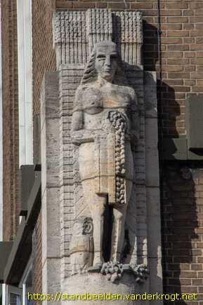Den Haag -  Allegorische figuur met uil