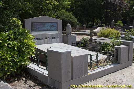 Den Haag -  Grafreliëf familiegraf Sijthoff