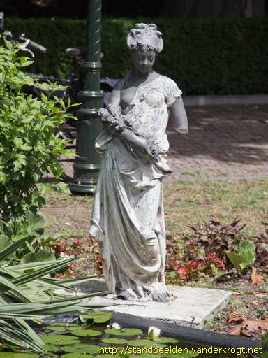 Den Haag -  Vrouw met bloemen