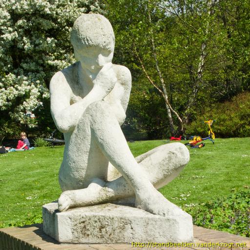 Den Haag -  Peinzende Vrouw