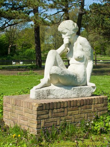 Den Haag -  Peinzende Vrouw