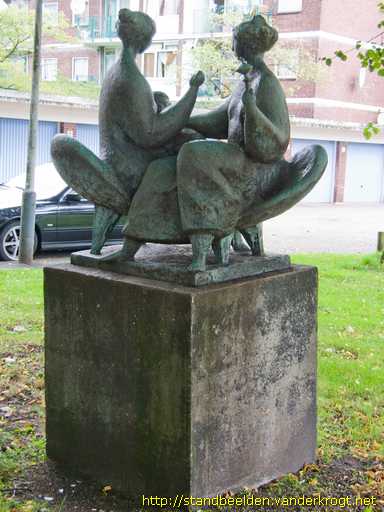 Den Haag -  Twee vrouwen met kind op bank