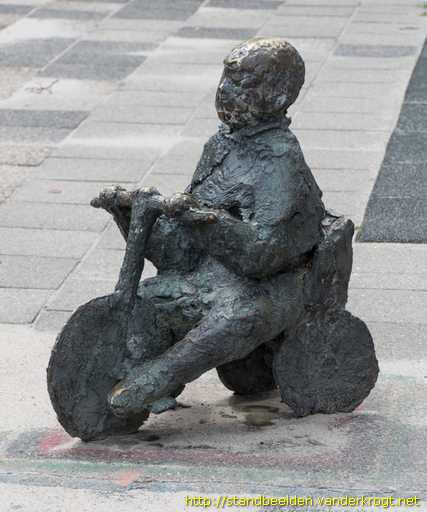 Den Haag -  Kleuter op driewieler