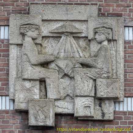 Den Haag -  Reliëf vrouw, man, tafel, lamp