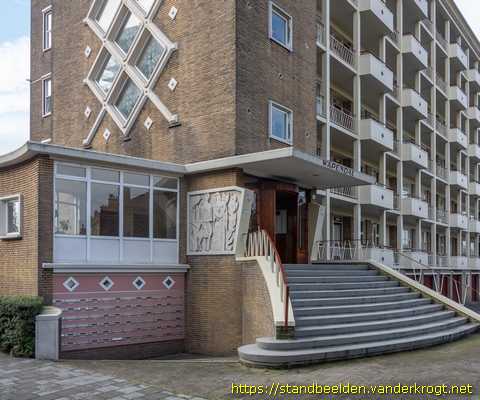 Den Haag -  Reliëf man, vrouw, vogels en bomen