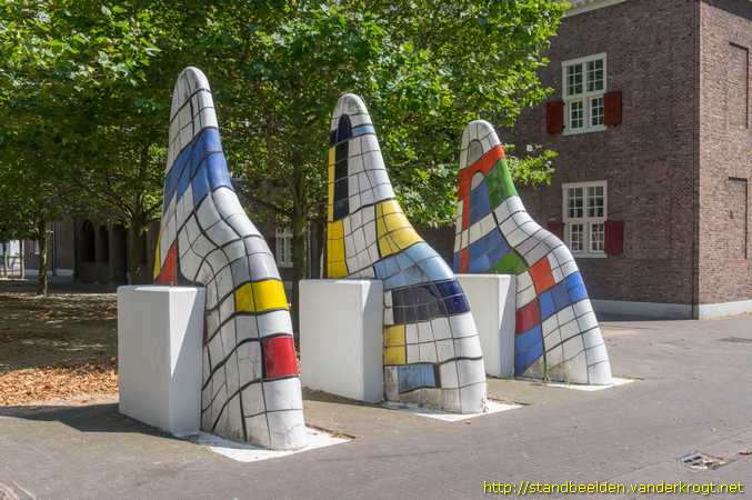 Den Haag -  Drie grote zittende figuren