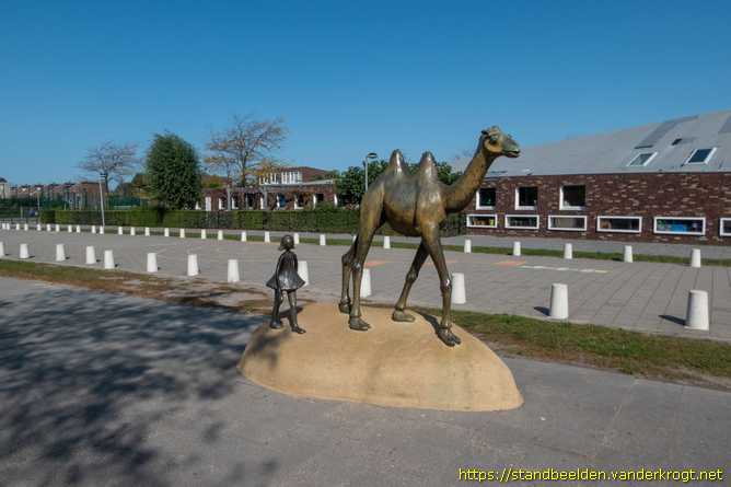 Den Haag -  Kameel met meisje