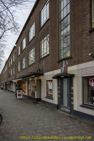 Den Haag -  Portiekdecoratie bomen, vogels en bloemen