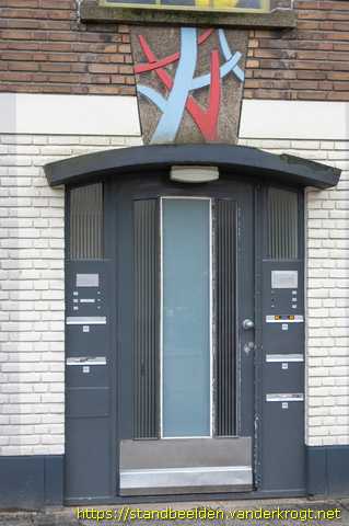 Den Haag -  Portiekdecoratie bomen, vogels en bloemen
