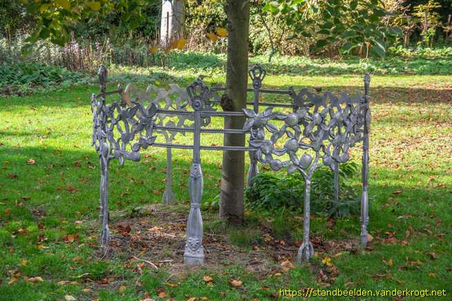 Den Haag -  Koninklijk sierhek om koningslinde