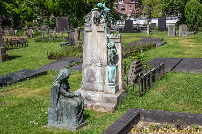 Dordrecht -  Zittende pleurante