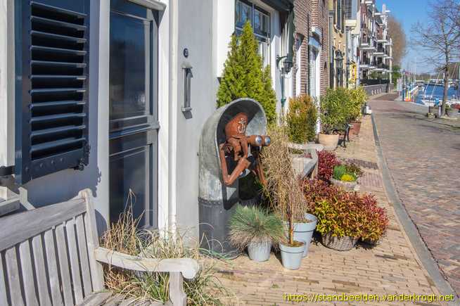 Middelharnis -  Zeeman met verrekijker