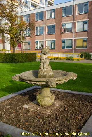Gorinchem -  Fontein met putto