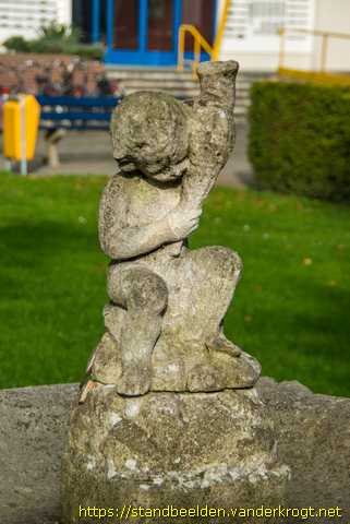 Gorinchem -  Fontein met putto