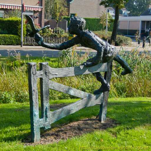 Leimuiden -  Jongen met vogel op hek