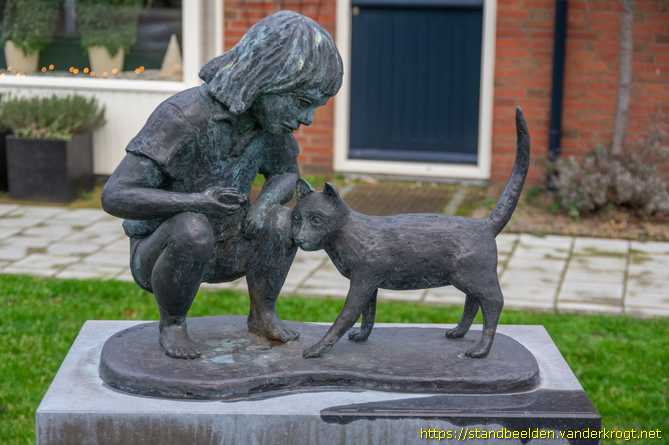 Katwijk aan den Rijn -  Meisje met poes