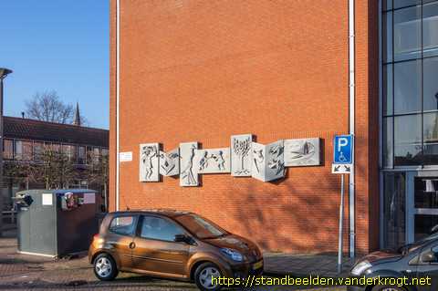 Valkenburg - Spelende kinderen, dieren, boom en boot