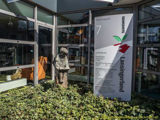 Bleiswijk -  Lezende moeder met kind