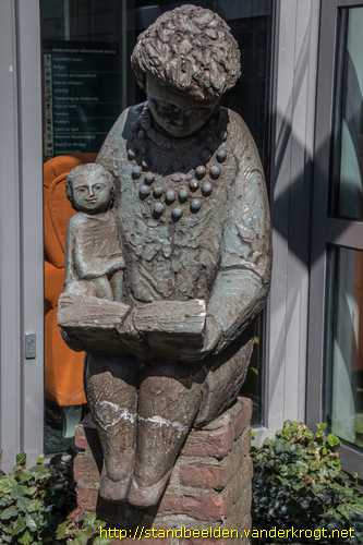 Bleiswijk -  Lezende moeder met kind