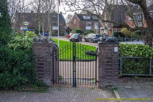 Leiden -  Beeldengroep Park die Leythe