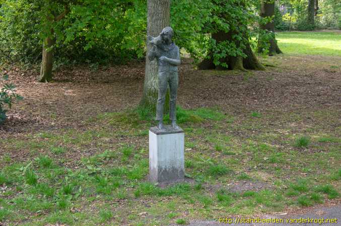 Voorburg -  Jongen met vogel