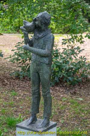 Voorburg -  Jongen met vogel