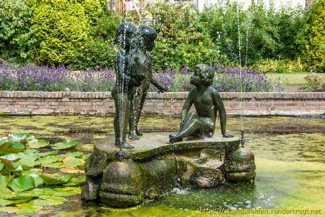 Leidschendam -  Badende kinderen met dolfijnen