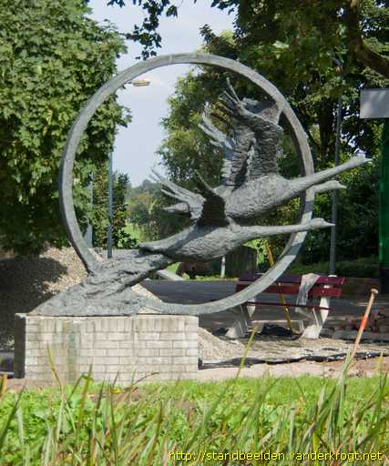 Stompwijk -  Drie zwanen in volle vlucht