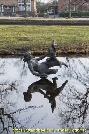 Voorburg -  Vrouw en spelend kind