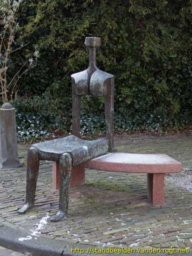 Voorburg -  Zittende vrouw