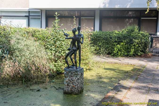 Voorburg -  Meisje met vogel en jongen met vis